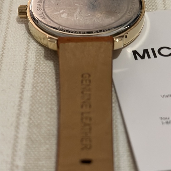 Authentic Michael Kors Women’s Watch, MK-2521 in Gold & Leather Strap Detail - Picture 11 of 16